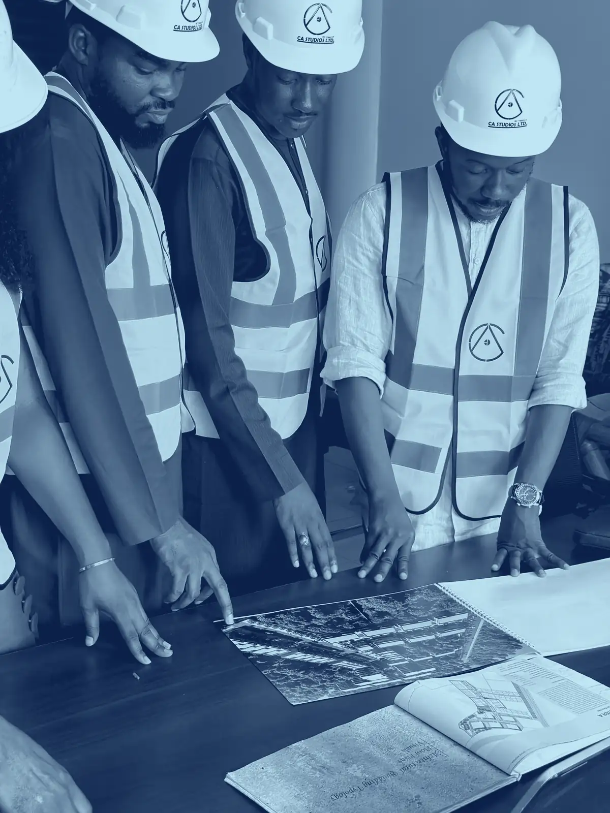 Equipo técnico revisando planos en obra